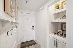 een hal met een witte deur en witte planken bij HP 24W Condo by 30A Escapes in Rosemary Beach