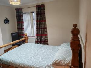 Un pat sau paturi într-o cameră la Ruckledge Terrace +22 fotografii