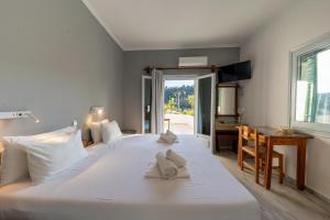 Postel nebo postele na pokoji v ubytování Bastas Hotel & Studios + 37 fotografií