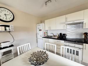 A kitchen or kitchenette at Luminoso apart Mareverde