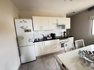 A kitchen or kitchenette at Luminoso apart Mareverde