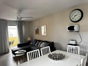 A television and/or entertainment centre at Luminoso apart Mareverde