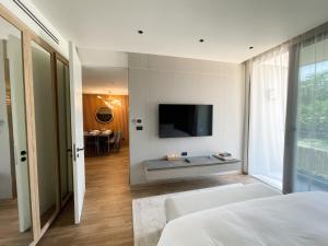 Μια τηλεόραση ή/και κέντρο ψυχαγωγίας στο Layan Green Residence by ShowProperty