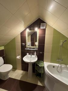 什恰夫尼察Pokoje Gościnne WIKTORIA的带水槽、浴缸和马桶的浴室