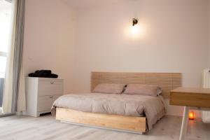 a bedroom with a bed with a wooden headboard at Cuore dei Monti in Cormòns