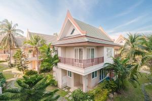une vue aérienne d'une maison avec des palmiers dans l'établissement บ้านทะเลสำราญ by May, à Cha Am