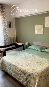 a bedroom with a bed and a sign that reads dominica at Casa Smile in Legnano