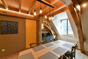 Un comedor con una gran mesa y sillas de madera. en 9 - Seigneurie Fouquet - Pesmacody, en Le Palais 17 fotos más