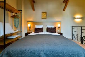 Un dormitorio con una cama grande en una habitación. en 9 - Seigneurie Fouquet - Pesmacody, en Le Palais