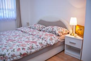 Postel nebo postele na pokoji v ubytování A Cozy Nest in Teslic