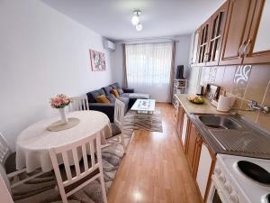 Kuchyň nebo kuchyňský kout v ubytování A Cozy Nest in Teslic