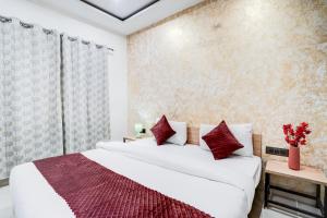 Postel nebo postele na pokoji v ubytování Kings Court Hotel Pitampura