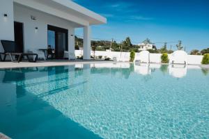 Bazén v ubytování Modern Villa with Private Pool - Olive Grove nebo v jeho okolí