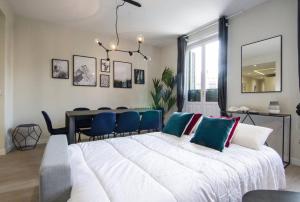 A bed or beds in a room at Minty Stay - 3 BD Lavapies Még 37 kép