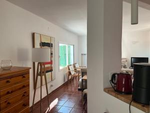 ein Wohnzimmer mit einer Kommode und einem Esszimmer in der Unterkunft House in the Mountains of Toledo in San Pablo de los Montes