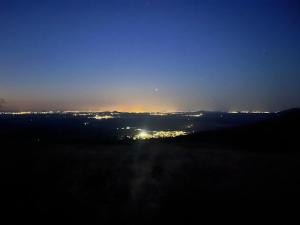 Blick auf die Lichter der Stadt in der Nacht in der Unterkunft House in the Mountains of Toledo in San Pablo de los Montes