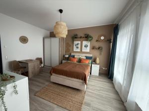 a bedroom with a bed with orange pillows and a table at Appartement's in Mayen in Mayen