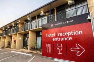 Foto dalla galleria di Nightcap at Emerald Star Hotel a Emerald