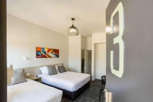 Letto o letti in una camera di Nightcap at Emerald Star Hotel