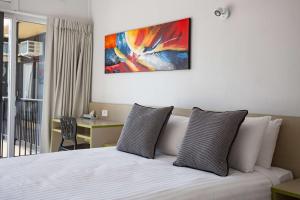 Letto o letti in una camera di Nightcap at Emerald Star Hotel