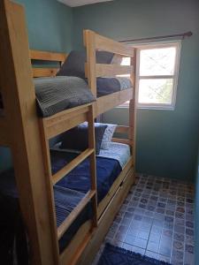 グアナファトにあるCasa 3 Catrinas, whole house, Centrally Locatedの窓のある部屋に二段ベッドが2つある +25枚の写真