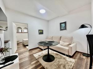 Posezení v ubytování Modern Two-Bedroom Apartment with Garden & Parking