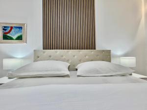 Postel nebo postele na pokoji v ubytování Modern Two-Bedroom Apartment with Garden & Parking