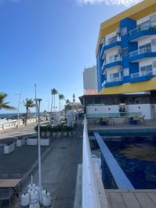 un hôtel avec piscine à côté d'une plage dans l'établissement BAHIA FLAT Apt 222, à Salvador