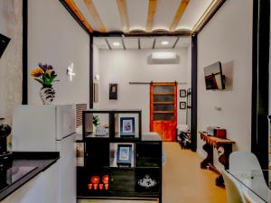 a living room with a refrigerator and a table at casa del Cabanyal La Playa in Valencia
