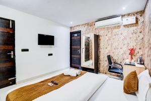 TV a/nebo společenská místnost v ubytování Kings Court Hotel Pitampura