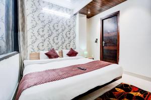 Postel nebo postele na pokoji v ubytování Kings Court Hotel Pitampura