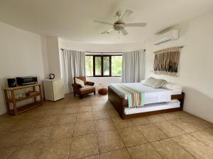 una camera da letto con un letto e un ventilatore a soffitto di Casa Iola a Cancún