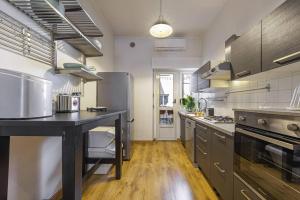 Kuchyň nebo kuchyňský kout v ubytování OTR apartment, Alba