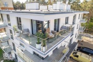 een luchtzicht op een wit gebouw met een balkon bij Zielona 16 D&D Apartments in Międzywodzie