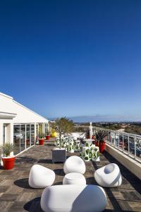 Balcony o terrace sa Ibis Styles Hyères Rooftop & Spa