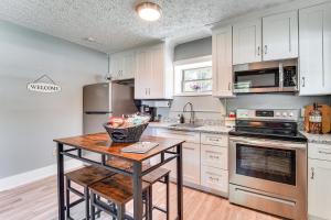 Η κουζίνα ή μικρή κουζίνα στο 2 Mi to Main Street Cabin with Hot Tub in Monterey!