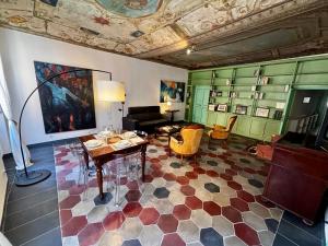 ローマにあるAtelier ed Affreschi a Campo de Fioriのソファとテーブルのあるリビングルーム