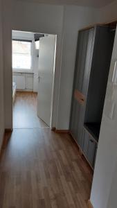 ein leeres Zimmer mit einer Tür und einem Fenster in der Unterkunft Ferienwohnung Kleine Auszeit in Schönau im Schwarzwald