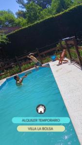 un par de personas en una piscina en la riviere, en Alta Gracia