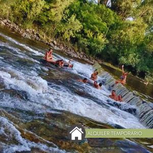 un grupo de personas nadando en un río en la riviere, en Alta Gracia 8 fotos más