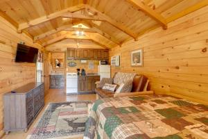 1 dormitorio con 1 cama y cocina en una cabaña en 1 Mi to Current River Cozy Studio Cabin!, en Van Buren