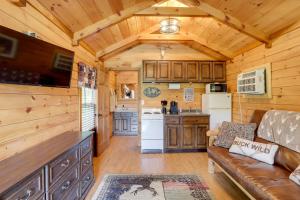 Una sala de estar con un sofá y una cocina. en 1 Mi to Current River Cozy Studio Cabin!, en Van Buren 16 fotos más