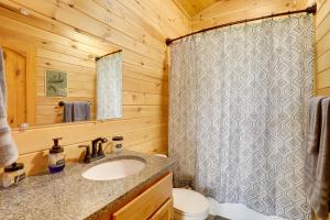 baño con lavabo y ducha en una cabaña de madera en Family Cabin with Deck By Mark Twain Natl Forest!, en Van Buren 16 fotos más