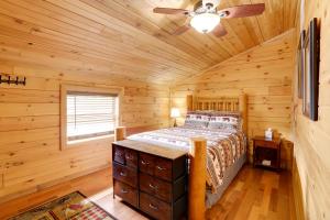 Un dormitorio con una cama en una cabaña de troncos en Family Cabin with Deck By Mark Twain Natl Forest!, en Van Buren