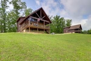 una casa grande en la cima de una colina con césped en Family Cabin with Deck By Mark Twain Natl Forest!, en Van Buren