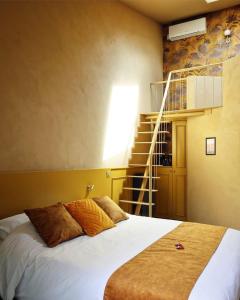 Uma cama ou camas num quarto em B&B Contrast