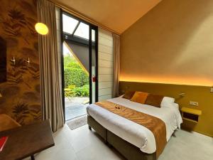Uma cama ou camas num quarto em B&B Contrast