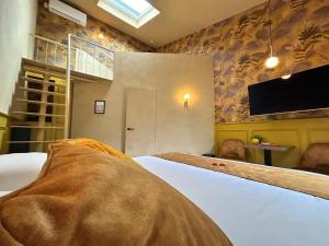 Uma cama ou camas num quarto em B&B Contrast