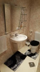 Et badeværelse på Porto marina 3 + 4 billeder