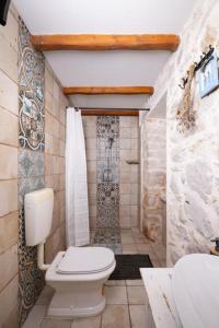 ein Badezimmer mit Toilette und Waschbecken in der Unterkunft Hello Sunshine in Veli Iž